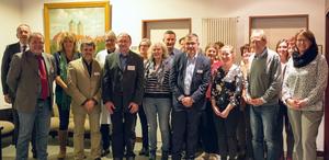 Gruppenfoto Visitorenteam, Geschäftsführung und das QM-Team des Wohnbereichs freuen sich über den erfolgreichen Abschluss der Visitation.